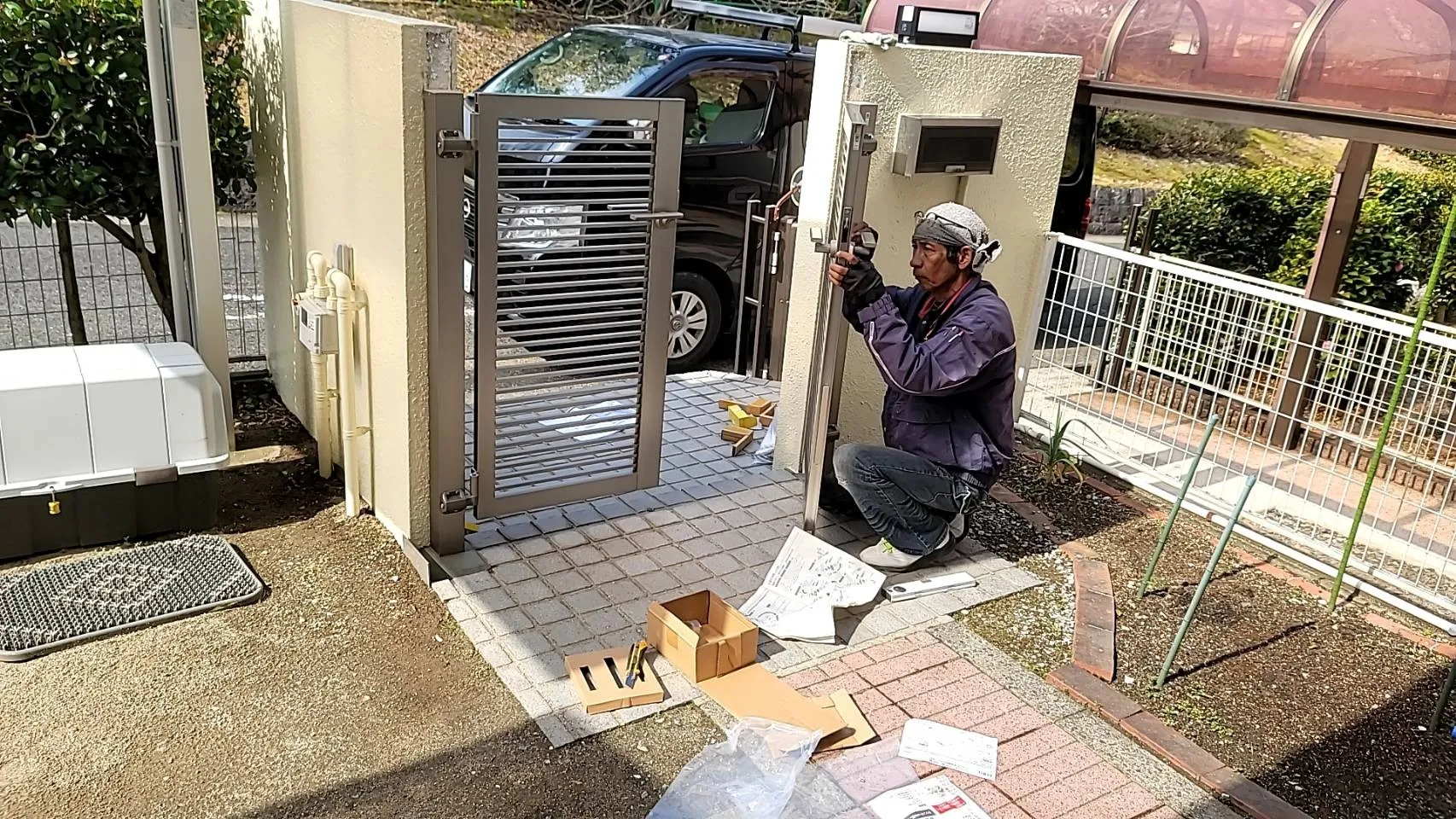 外壁塗装と一緒に門まわりも整えることで、統一感のある美しい住まいが完成 LIXIL 門扉