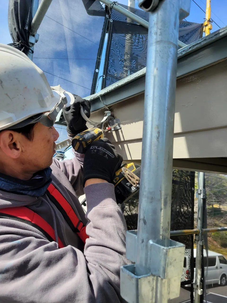 外壁塗装の現地調査で見つかった、雨樋の見えない劣化 ──芯材がむき出しに!サビが進行する前に交換を決断